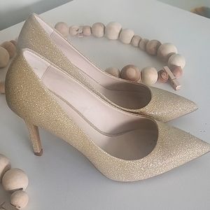 Gold heels 👠